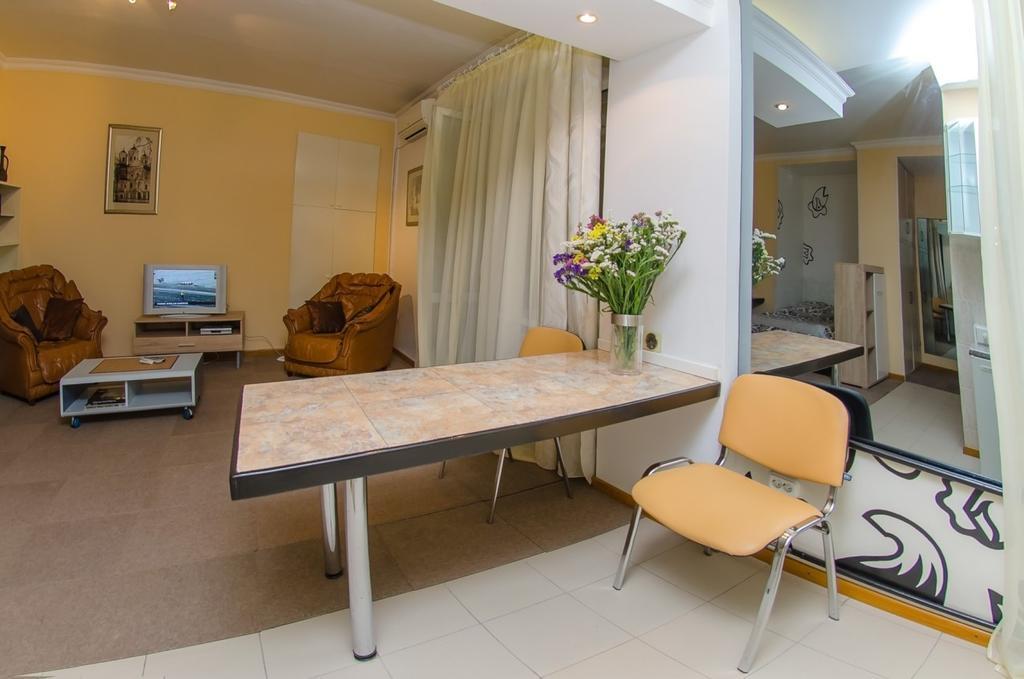 Apartment Triokhsviatytelskaya Street 3 Kijev Kültér fotó