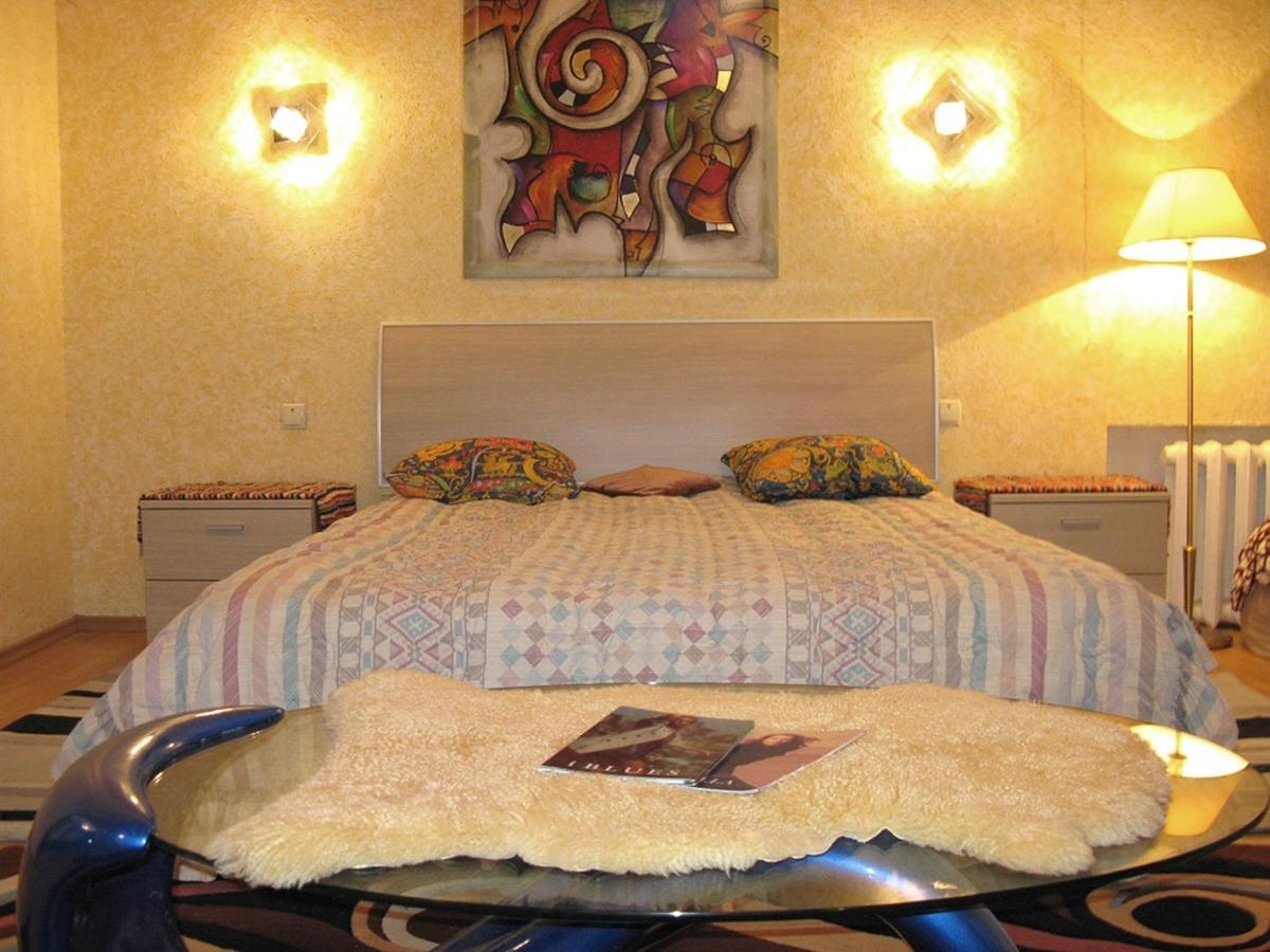 Apartment Triokhsviatytelskaya Street 3 Kijev Kültér fotó